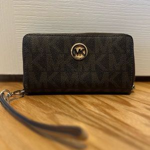 MICHAEL MICHAEL KORS Large Logo and Leather Wristlet. Barely used (like new)
